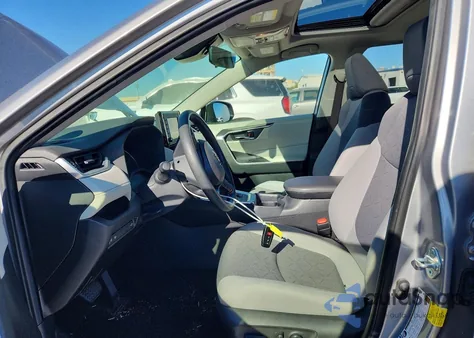 2021 Toyota Rav4 Xle из США, поврежденный, VIN JTMRWRFV9MD117409